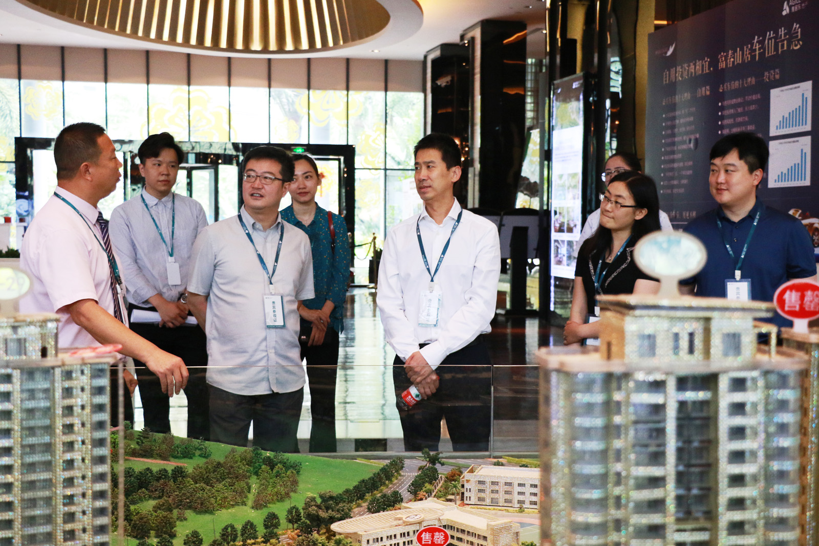 1559098037790781.jpg 中國建設報社一行參觀雅居樂富春山居銷售中心.jpg