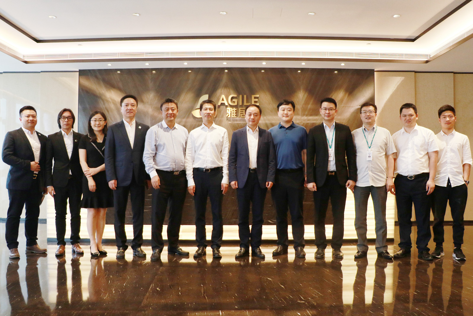 1559098330247740.jpg 雅居樂領導與中國建設報社一行合照.jpg